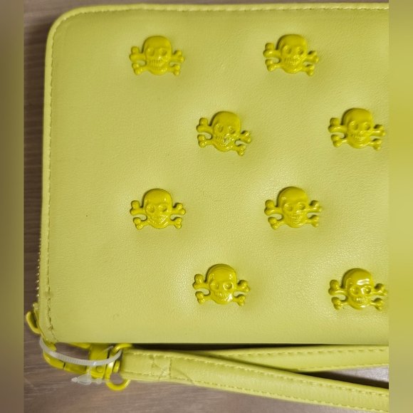 Betsey Johnson Neon Citron Skull Studded Wristlet Zip Around Credit Card Wallet - Picture 3 of 11